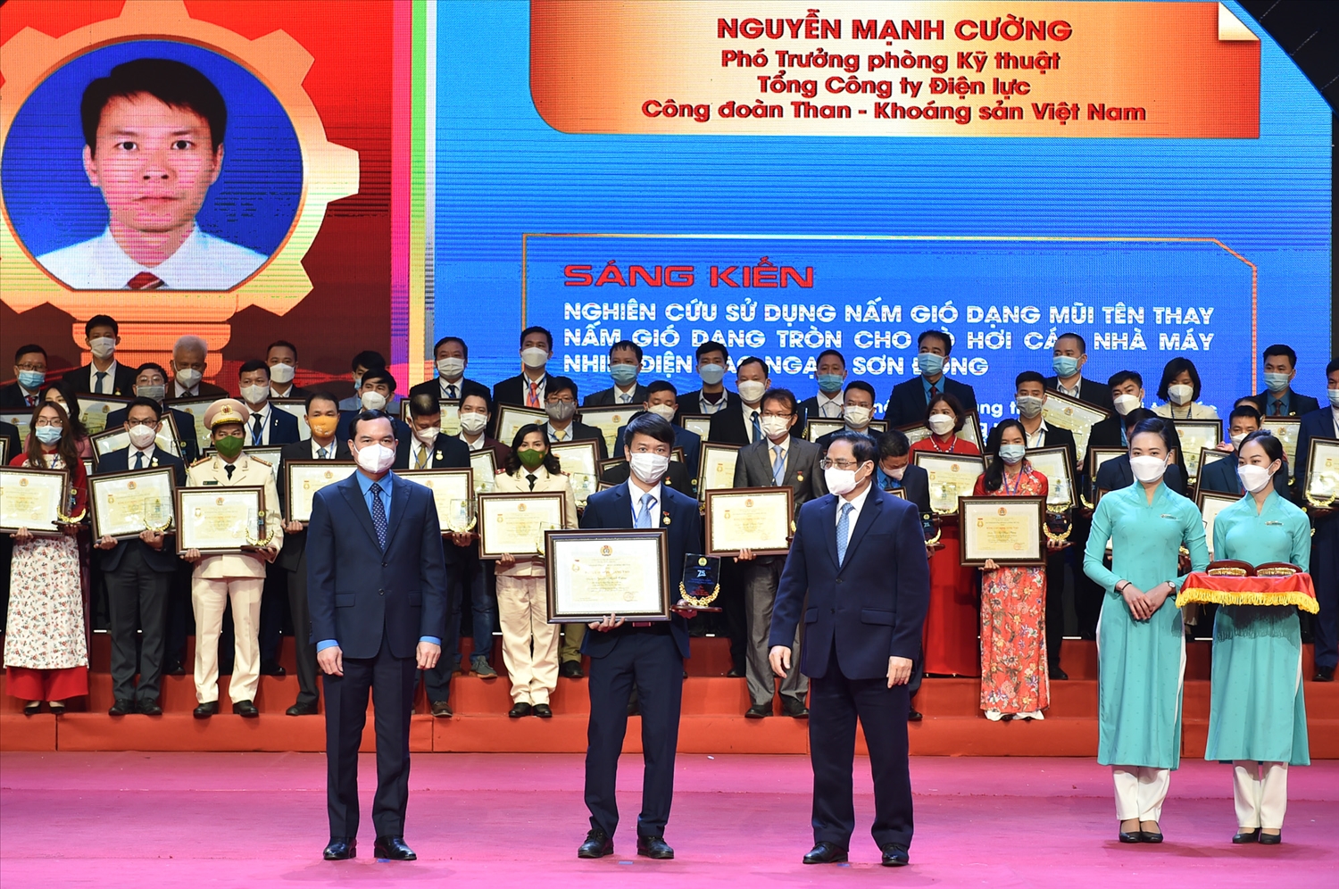 Thủ tướng Phạm Minh Chính và Chủ tịch Tổng Liên đoàn Lao động Việt Nam Nguyễn Đình Khang trao Bằng lao động sáng tạo cho các điển hình tiên tiến - Ảnh: VGP/Nhật Bắc