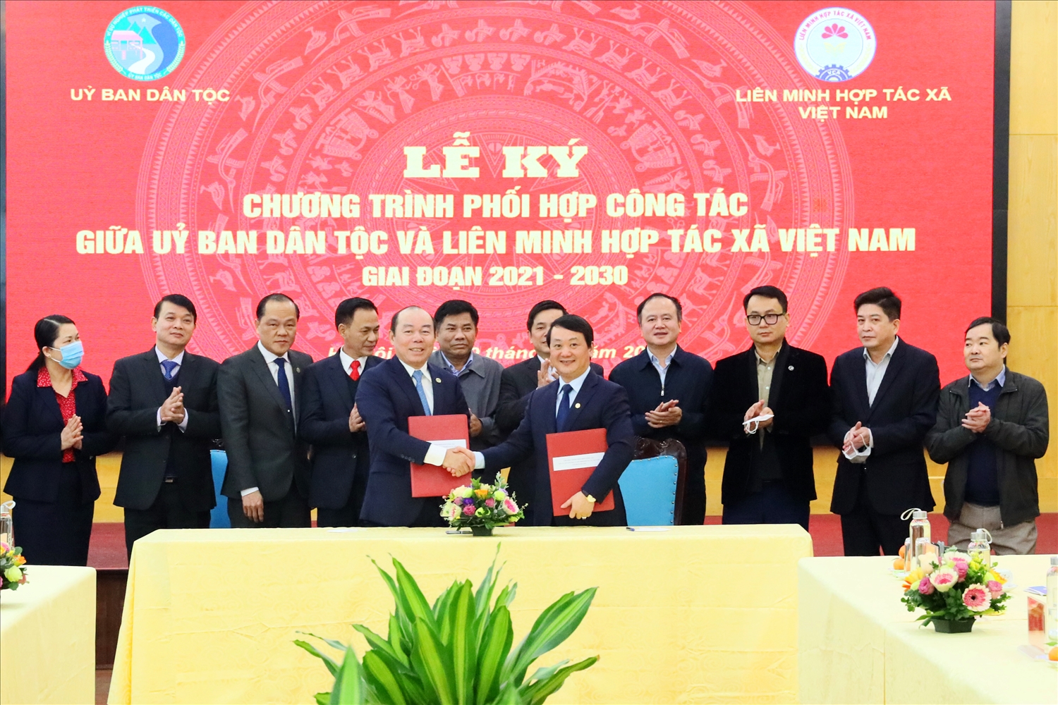 Bộ trưởng, Chủ nhiệm Ủy ban Dân tộc Hầu A Lềnh và Chủ tịch Liên minh HTX Việt Nam Nguyễn Ngọc Bảo ký Chương trình phối hợp công tác giai đoạn 2021 - 2030