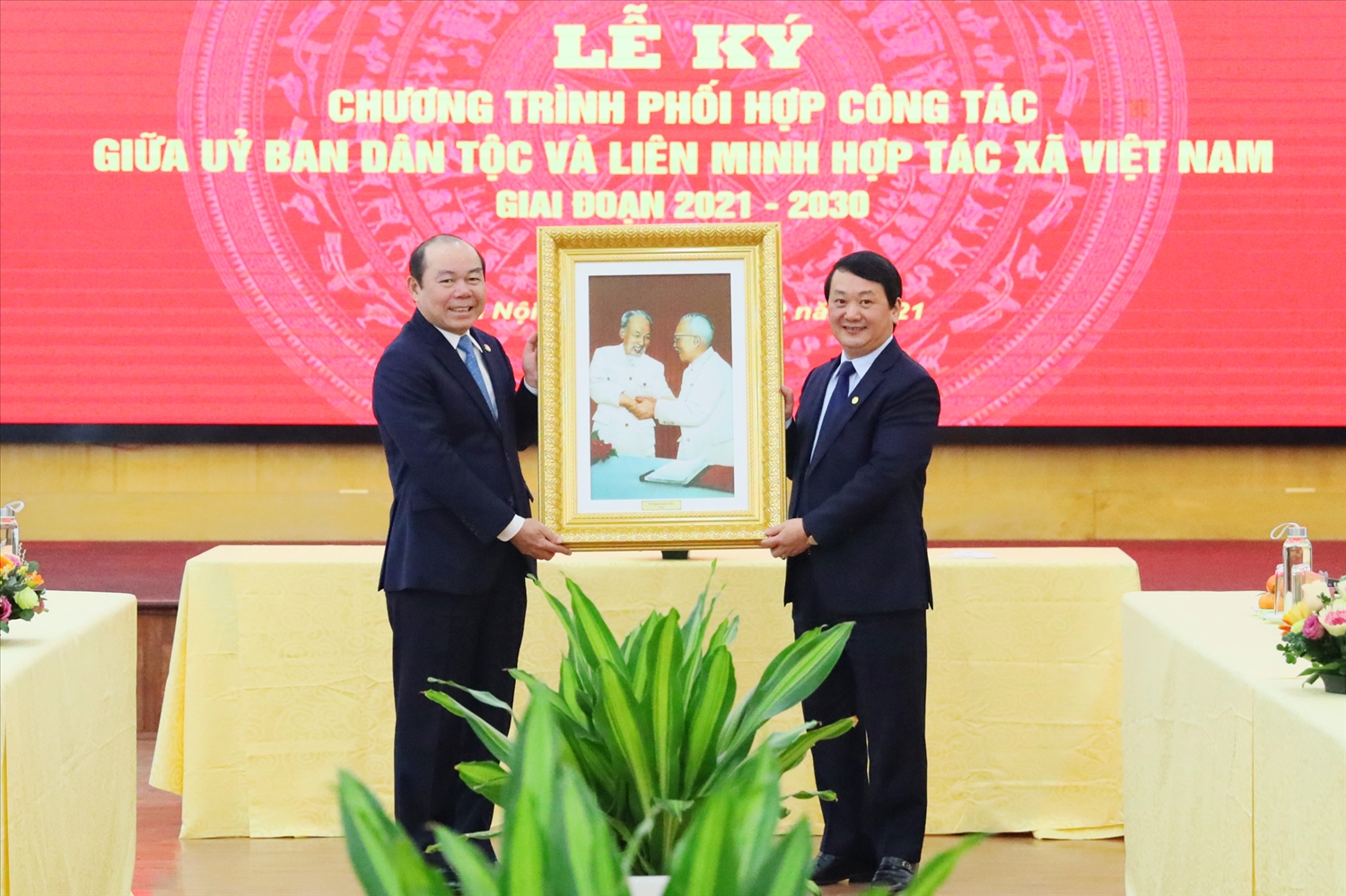 Bộ trưởng, Chủ nhiệm Ủy ban Dân tộc Hầu A Lềnh tặng quà cho Liên minh HTX Việt Nam