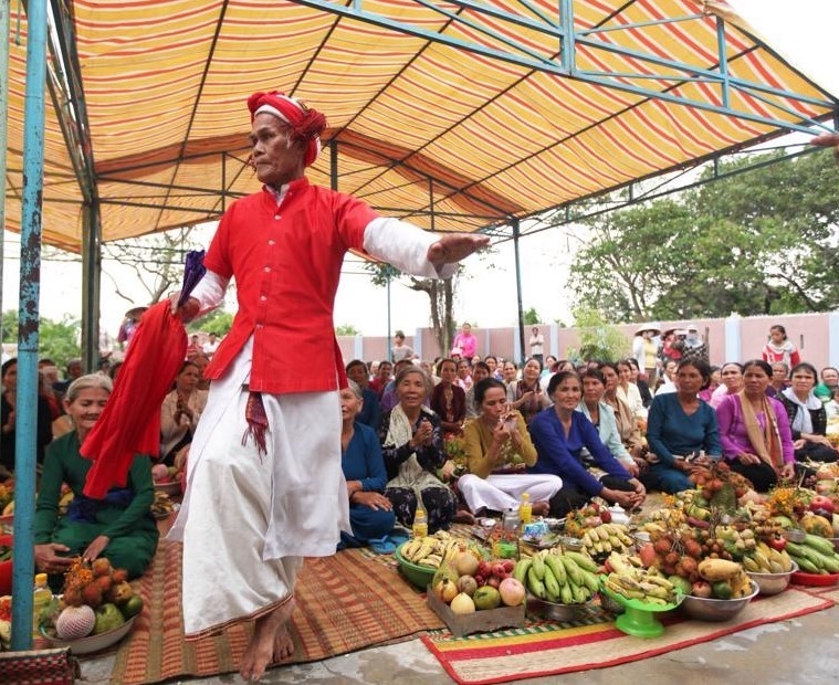 Chức sắc Ka-ing đang múa trong lễ Rija nưgar. Ảnh: Phạm Văn Thành
