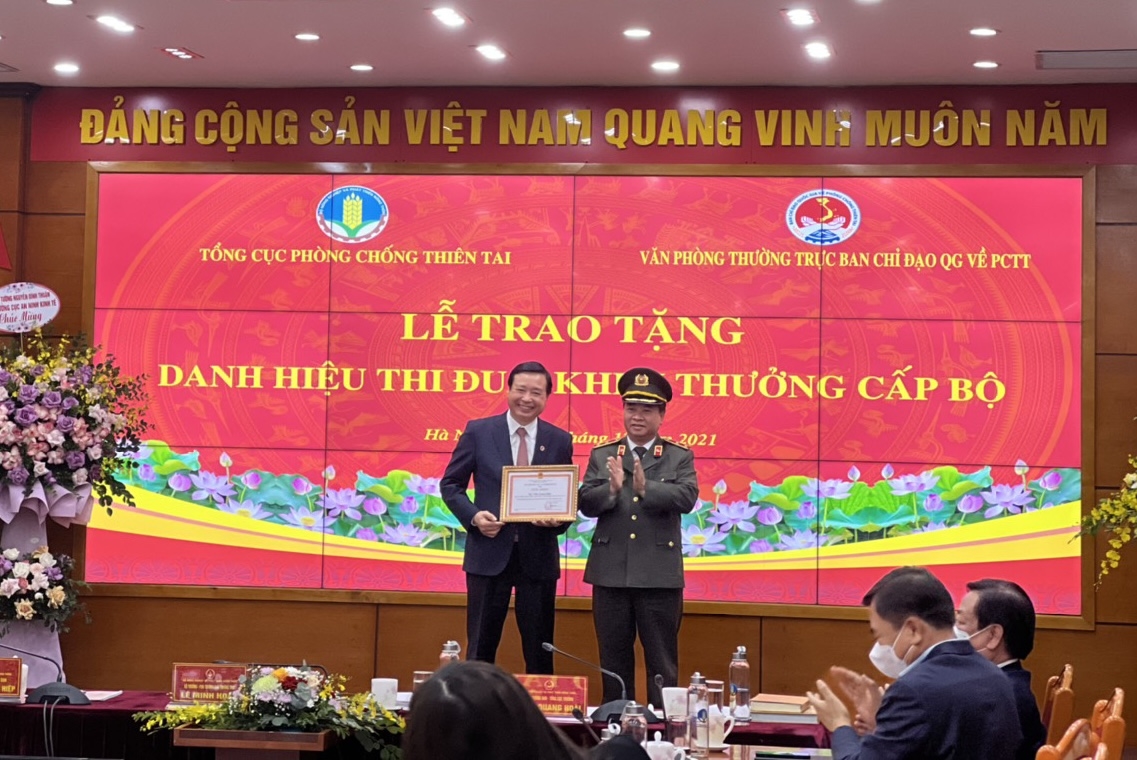 Trung tướng Nguyễn Đình Thuận, Cục trưởng Cục An ninh kinh tế (Bộ Công an) tặng Giấy Khen cho Ông Trần Trần Quang Hoài – Phó trưởng Ban Chỉ đạo Quốc gia về PCTT – Tổng cục trưởng Tổng cục PCTT vì đã có thành tích trong phong trào toàn dân bảo vệ ANTQ năm 2020.