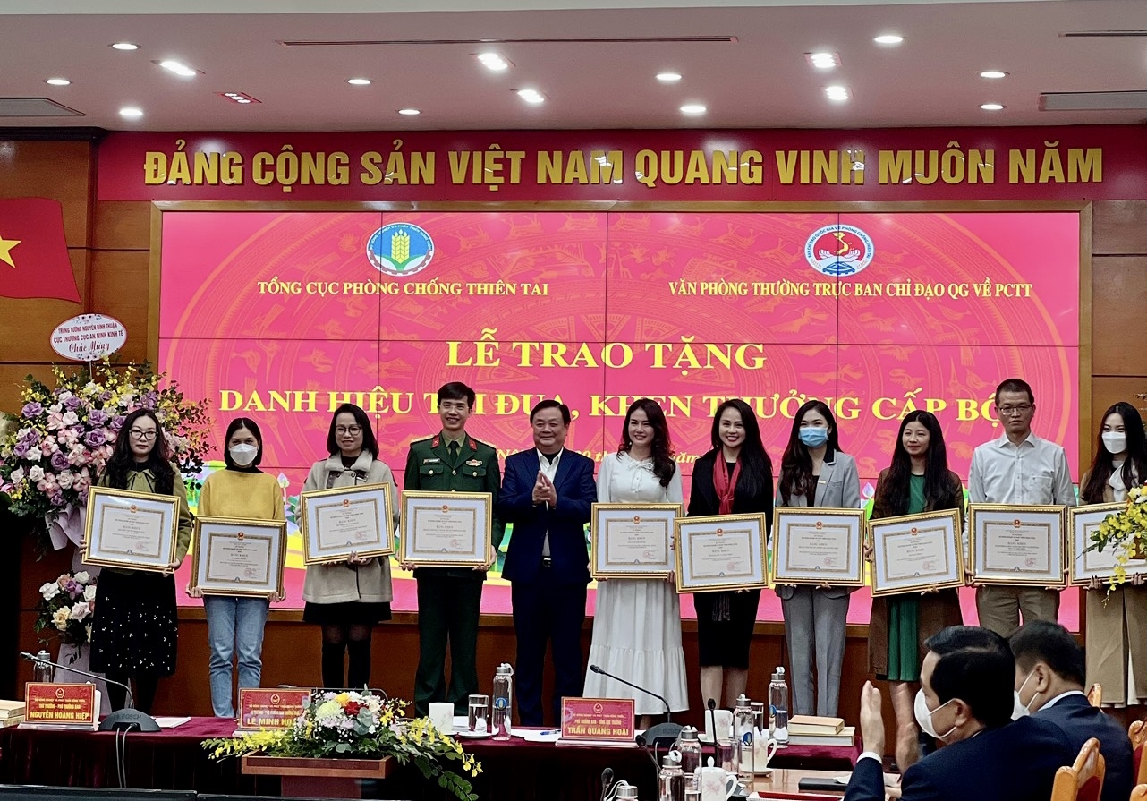 Bộ trưởng Bộ NN&PTNT Lê Minh Hoan tặng Bằng khen cho các tập thể và cá nhân đã có thành tích xuất sắc trong công tác phòng ngừa, ứng phó và khắc phục hậu quả thiên tai năm 2021.