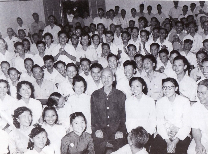 Chủ tịch Hồ Chí Minh và các đại biểu dự Ðại hội Đại biểu Hội Nhà báo Việt Nam lần thứ 3 (9-1962). Ảnh tư liệu
