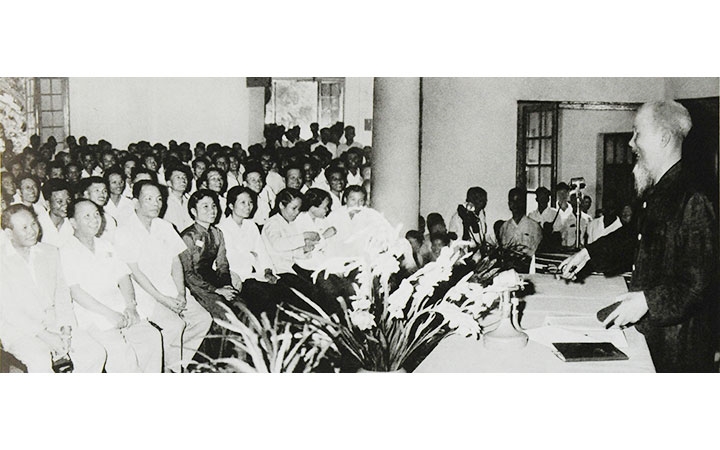 Tại Đại hội lần thứ III của Hội Nhà báo Việt Nam, Chủ tịch Hồ Chí Minh căn dặn: Cán bộ báo chí cũng là chiến sĩ cách mạng. Cây bút, trang giấy là vũ khí sắc bén (8/9/1962). Ảnh tư liệu