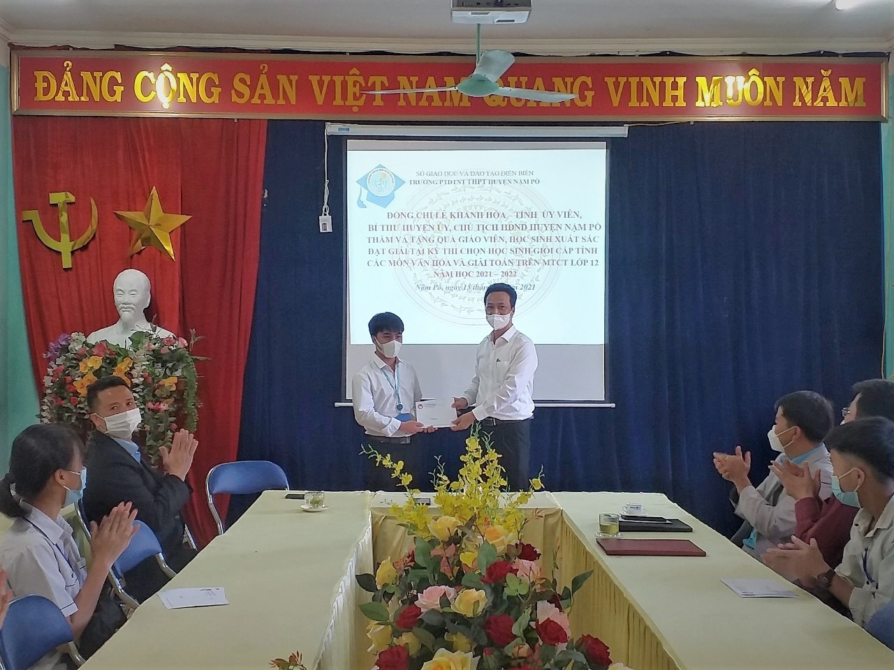 Sùng Minh Sàng nhận phần thưởng trong lễ tuyên dương học sinh giỏi do lãnh đạo huyện Nậm Pồ trao tặng