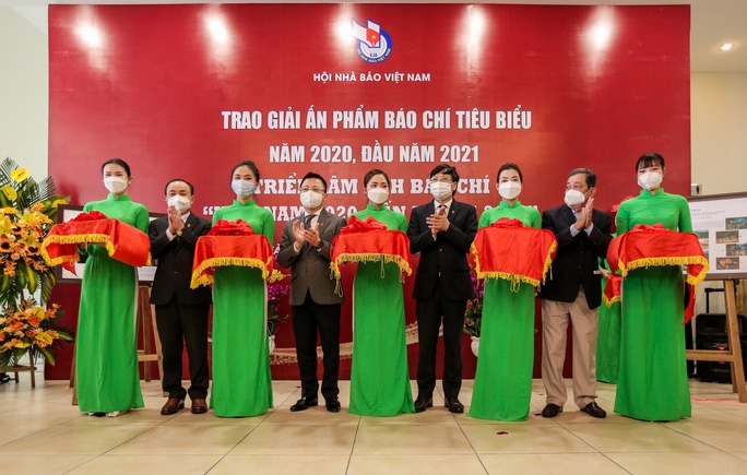 Lãnh đạo Hội Nhà báo Việt Nam cắt băng khai mạc triển lãm ảnh "Việt Nam 2020", "Ấn tượng 2021"