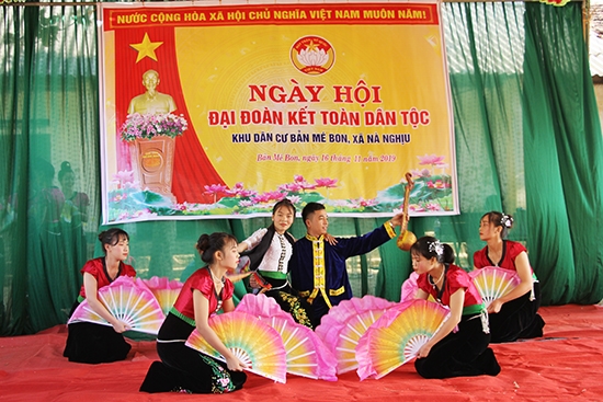 Đội văn nghệ bản Mé Bon (Sơn La) biểu diễn văn nghệ tại "Ngày hội đại đoàn kết toàn dân tộc".