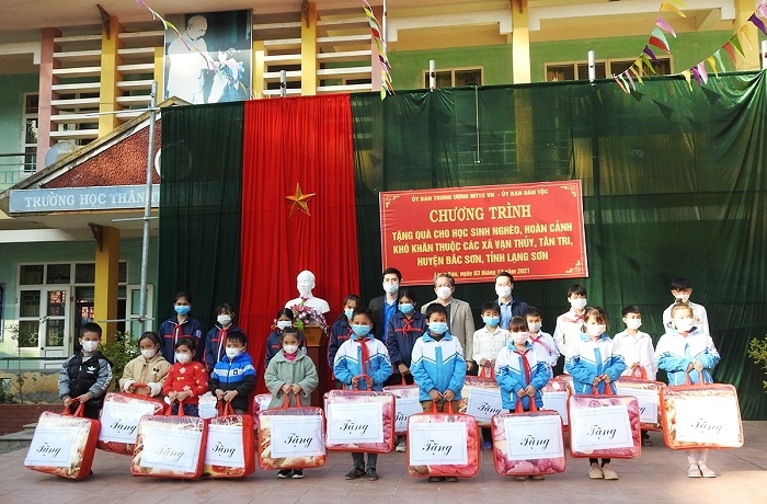 Ủy ban Dân tộc trao tặng chăn ấm cho học sinh nghèo hoàn cảnh khó khăn huyện Bắc Sơn, tỉnh Lạng Sơn (tháng 12/2021)