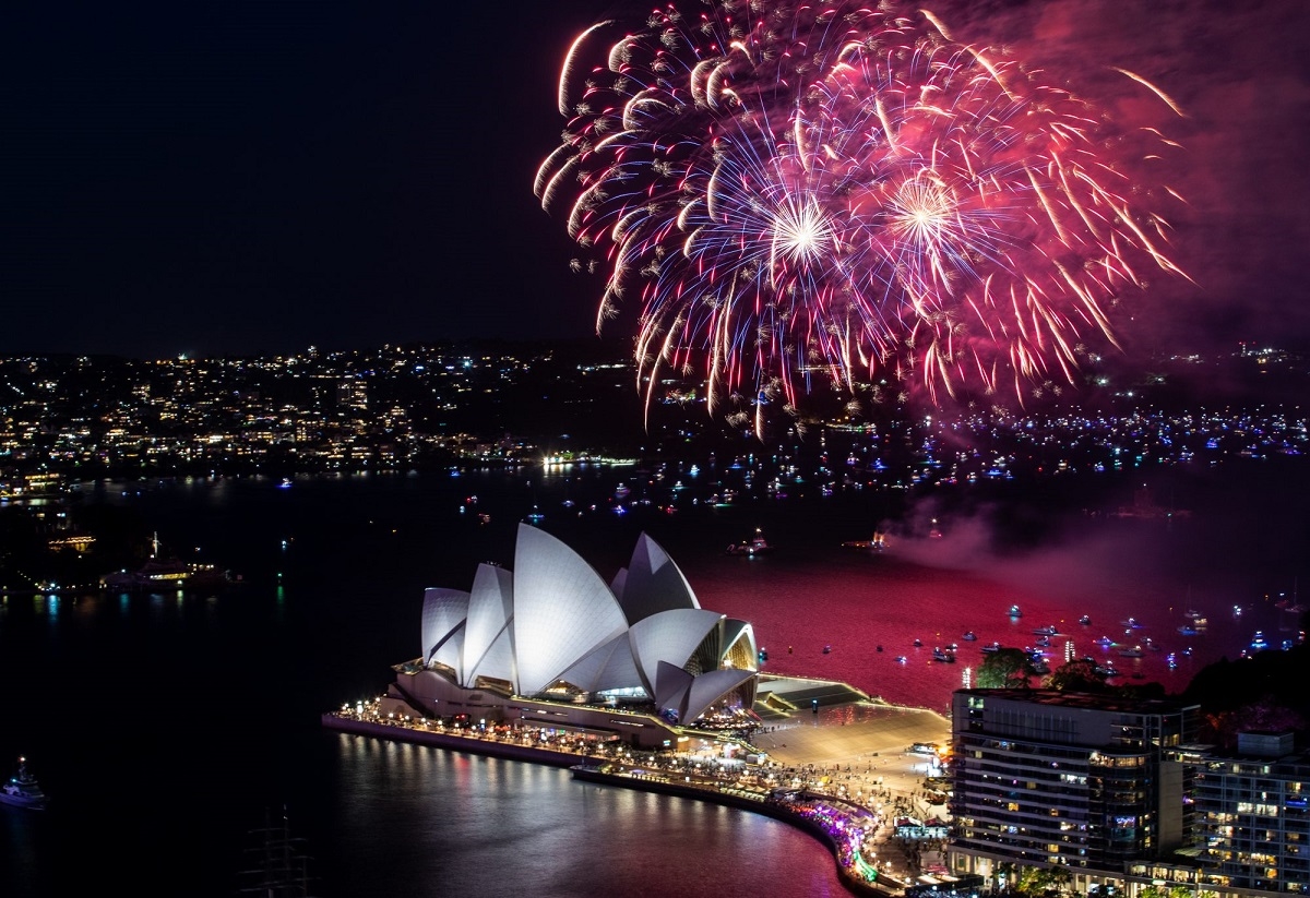 Pháo hoa rực sáng khu vực cầu cảng Sydney, Australia trong đêm giao thừa đón năm mới, ngày 31/12/2021. (Ảnh: The Sydney Morning Herald)