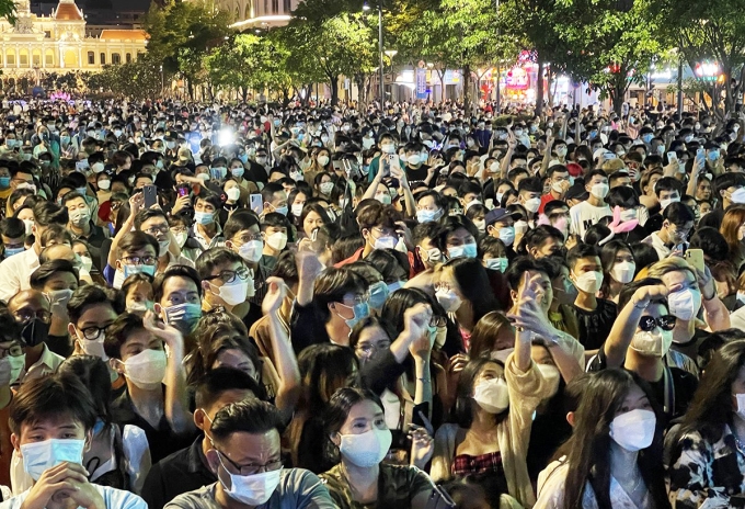 Hàng nghìn người đón xem lễ countdown trên phố đi bộ Nguyễn Huệ. Ảnh: Đình Văn