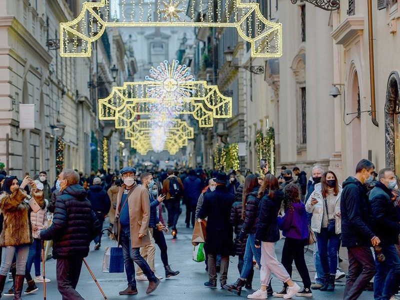 Người dân Ý đi mua hàng trên đường phố vào ngày 23/12/2021. Ảnh: AFP