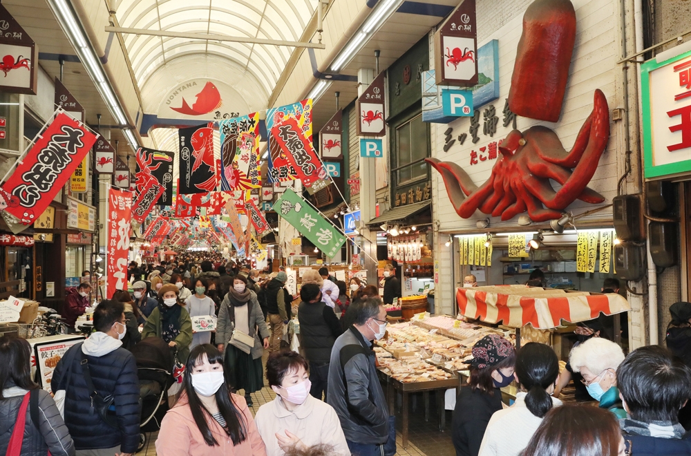 Nhiều người Nhật tập trung tại Uo-no-Tana, một con phố mua sắm ở Akashi, tỉnh Hyogo hôm 30/12