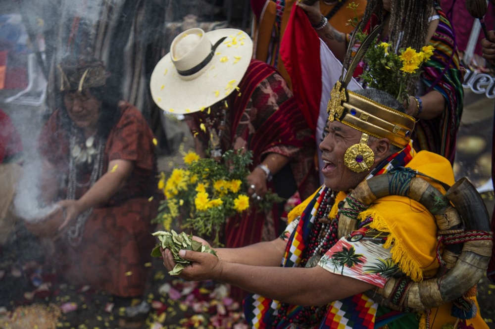 Các pháp sư thực hiện nghi lễ xem vận may năm mới tại đồi San Cristobal, thủ đô Lima, Peru hôm 29/12.
