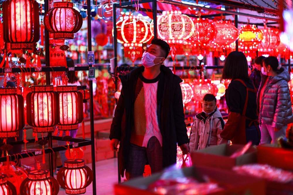 Khách hàng chọn mua đèn lồng truyền thống trước thềm năm mới ở thành phố Thẩm Dương, tỉnh Liêu Ninh, đông bắc Trung Quốc hôm 29/12.