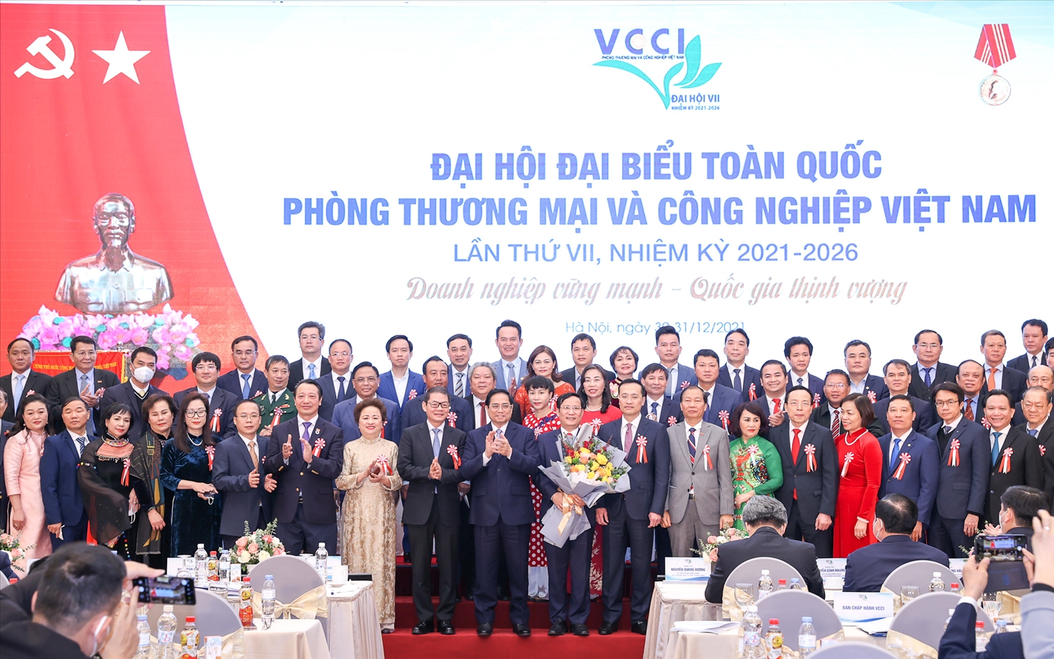 Thủ tướng Phạm Minh Chính tặng hoa chúc mừng BCH mới ra mắt - Ảnh: VGP/Nhật Bắc