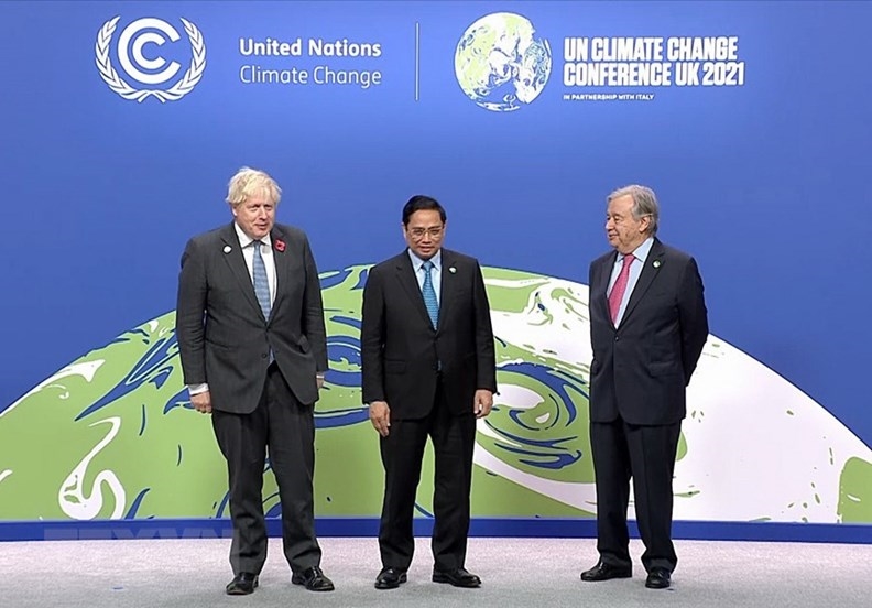 Tại Hội nghị COP 26, Việt Nam cam kết giảm mức phát thải khí nhà kính về “0” vào năm 2050, cắt giảm 30% khí methane vào năm 2030 so với năm 2020. Cam kết khẳng định quyết tâm chính trị mạnh mẽ của Việt Nam trong việc đẩy mạnh chuyển đổi mô hình kinh tế sang tăng trưởng xanh và ứng phó toàn diện với biến đổi khí hậu. Trong ảnh: Thủ tướng Anh Boris Johnson, Tổng Thư ký Liên Hợp Quốc Antonio Guterres và Thủ tướng Phạm Minh Chính tại Hội nghị COP26
