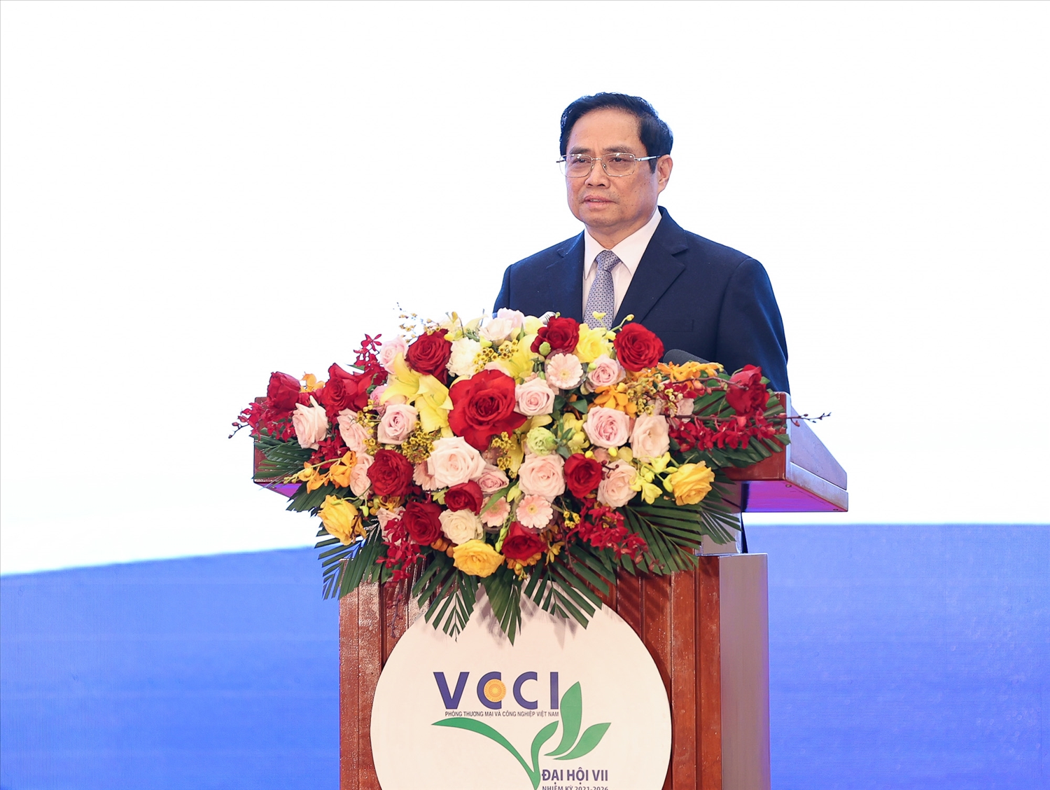 Thủ tướng Phạm Minh Chính: VCCI cần nỗ lực hơn nữa, phát huy sức mạnh tổng lực, tinh thần đoàn kết của cộng đồng doanh nghiệp Việt Nam để góp phần giải quyết những bài toán, vấn đề lớn đang đặt ra, đưa đất nước phát triển, hùng cường, thịnh vượng - Ảnh: VGP/Nhật Bắc