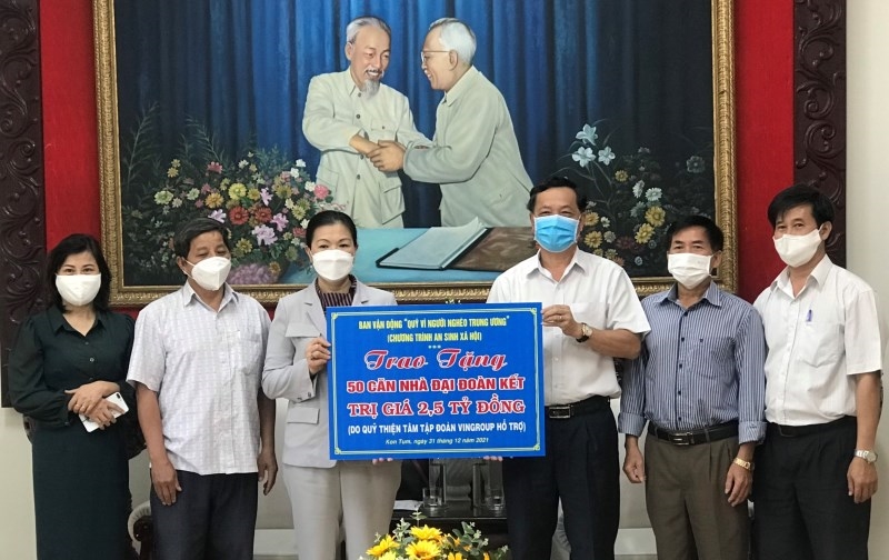  Phó Chủ tịch Ủy ban Mặt trận Tổ quốc Việt Nam Trương Thị Ngọc Ánh trao 50 thùng khẩu trang y tế và 20 triệu đồng ủng hộ tỉnh Kon Tum phòng, chống dịch Covid-19.