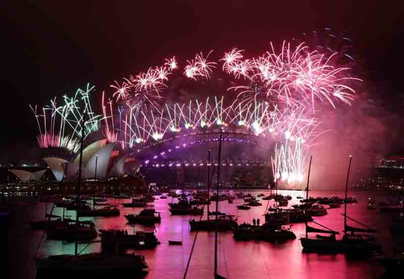 Những chùm pháo hoa rực rỡ thắp sáng nhà hát Opera Sydney. (Ảnh: Reuters) 