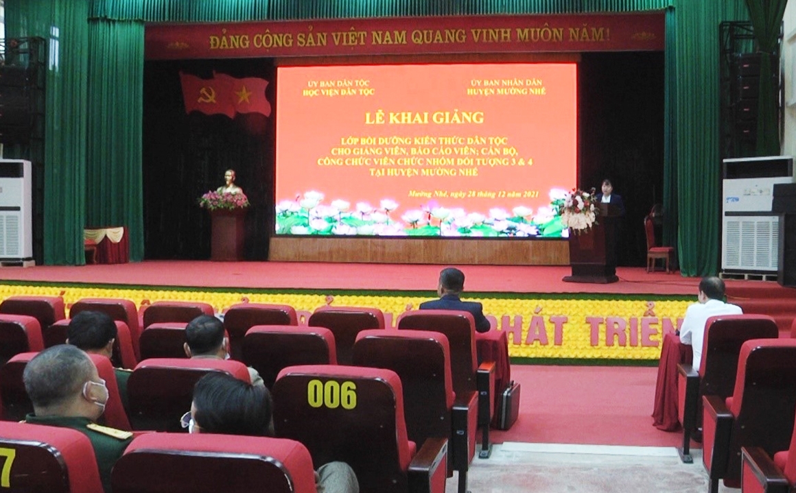 Lễ Khai giảng lớp bồi dưỡng kiến thức dân tộc dành cho cán bộ, giảng viên, công chức, viên chức thuộc nhóm đối tượng 3 và đối tượng 4 tại huyện Mường Nhé 
