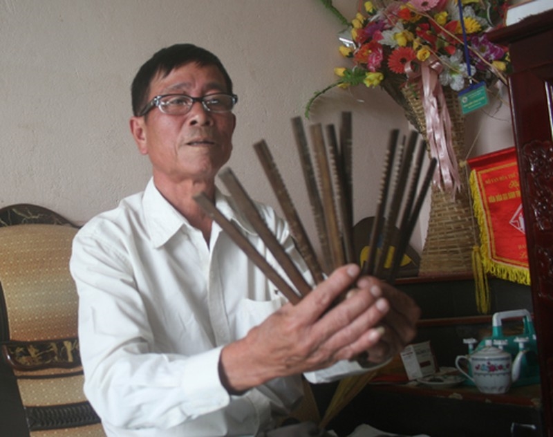 Ông Bùi Văn Ểu ở xóm Lầm, xã Phong Phú, huyện Tân Lạc sử dụng lịch đoi