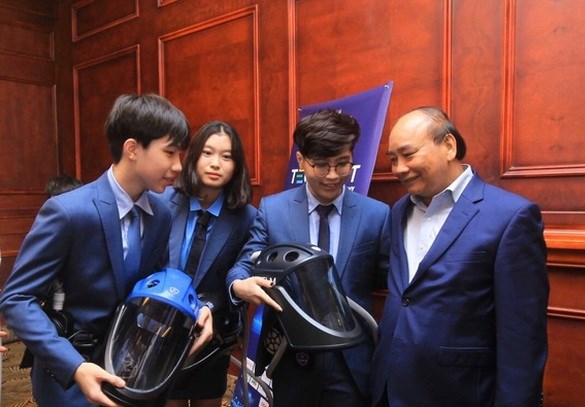 Chủ tịch nước Nguyễn Xuân Phúc và nhóm sáng chế trẻ của sản phẩm "Mũ cách ly di động Vihelm".