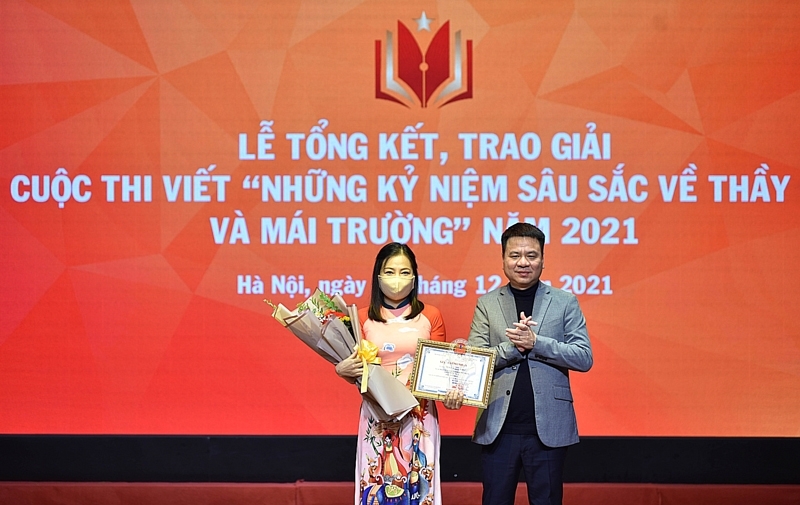 Ban tổ chức trao giải Nhất cho tác giải Lê Hải Vân, giáo viên Trường THCS Đền Lừ (Hoàng Mai, Hà Nội).