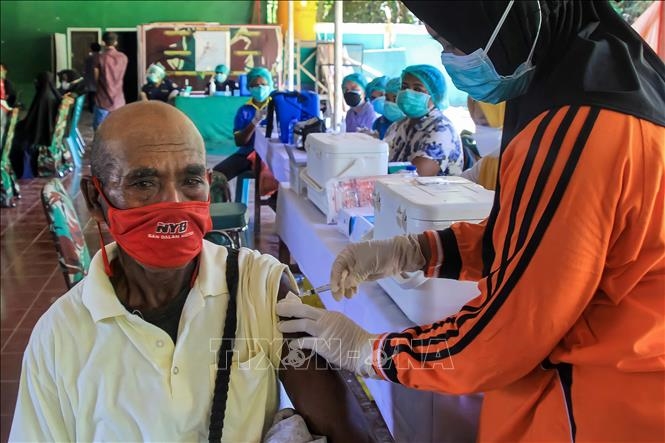 Nhân viên y tế tiêm vaccine COVID-19 cho người dân tại Manokwari, Tây Papua, Indonesia. Ảnh: AFP/TTXVN