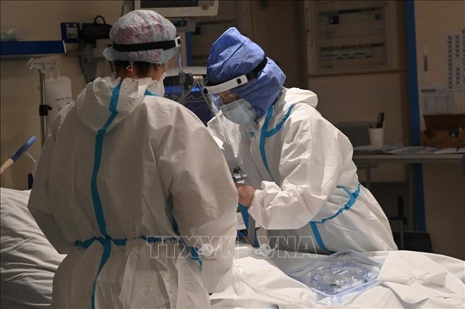 Nhân viên y tế điều trị cho bệnh nhân nhiễm COVID-19 tại bệnh viện ở Bologna, Italy, ngày 3/12/2021. Ảnh: THX/TTXVN