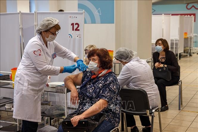 Tiêm vaccine COVID-19 cho người dân tại Moskva, Nga ngày 21/10. Ảnh: AFP/TTXVN