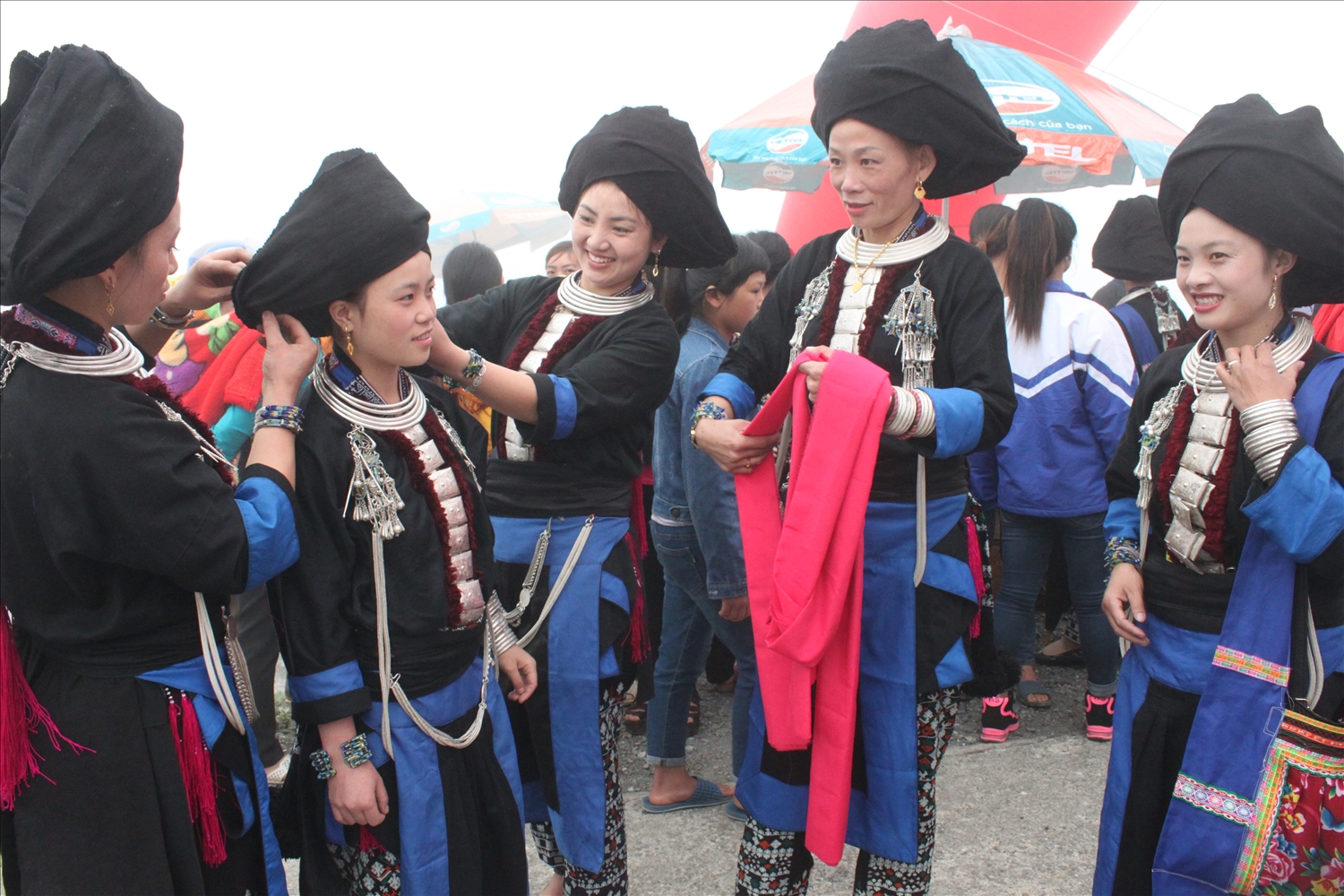 Phụ nữ dân tộc Dao, huyện Sìn Hồ (Lai Châu) trong trang phục truyền thống tại lễ hội. (Ảnh chụp trước ngày 27/4/2021)