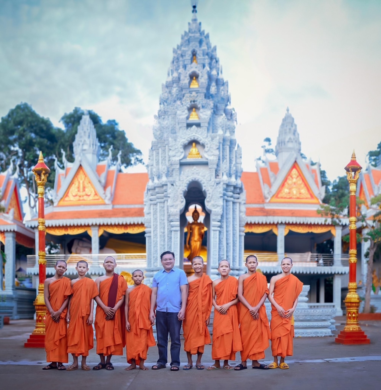 Doanh nhân Trần Khắc Tâm đến thăm và động viên các sư tu học tại chùa Khmer. (Ảnh chụp dịp Tết 2021)