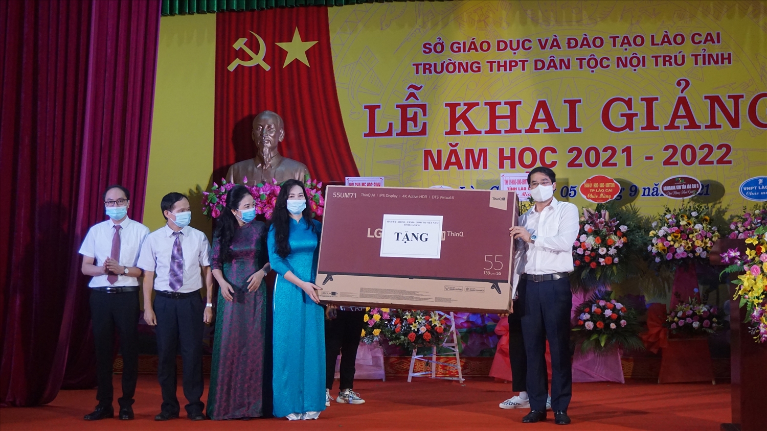 Chủ tịch UBND tỉnh Lào Cai Trịnh Xuân Trường tặng quà cho nhà trường nhân dịp khai giảng năm học 2021-2022