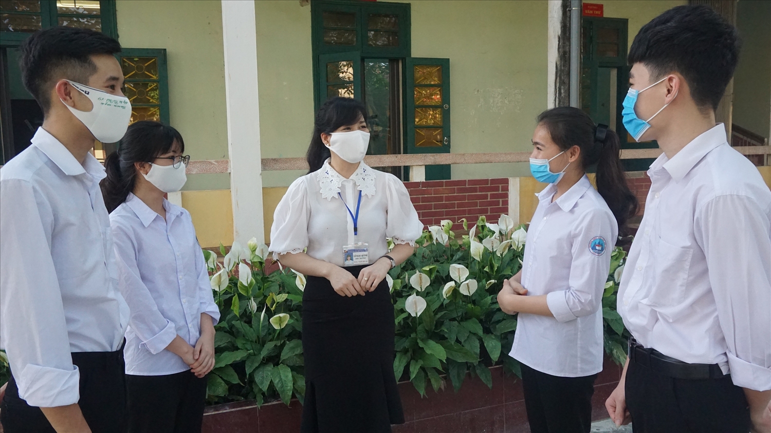 Cô giáo Lê Ngọc Quỳnh (đứng giữa), Hiệu trưởng nhà trường với các em học sinh