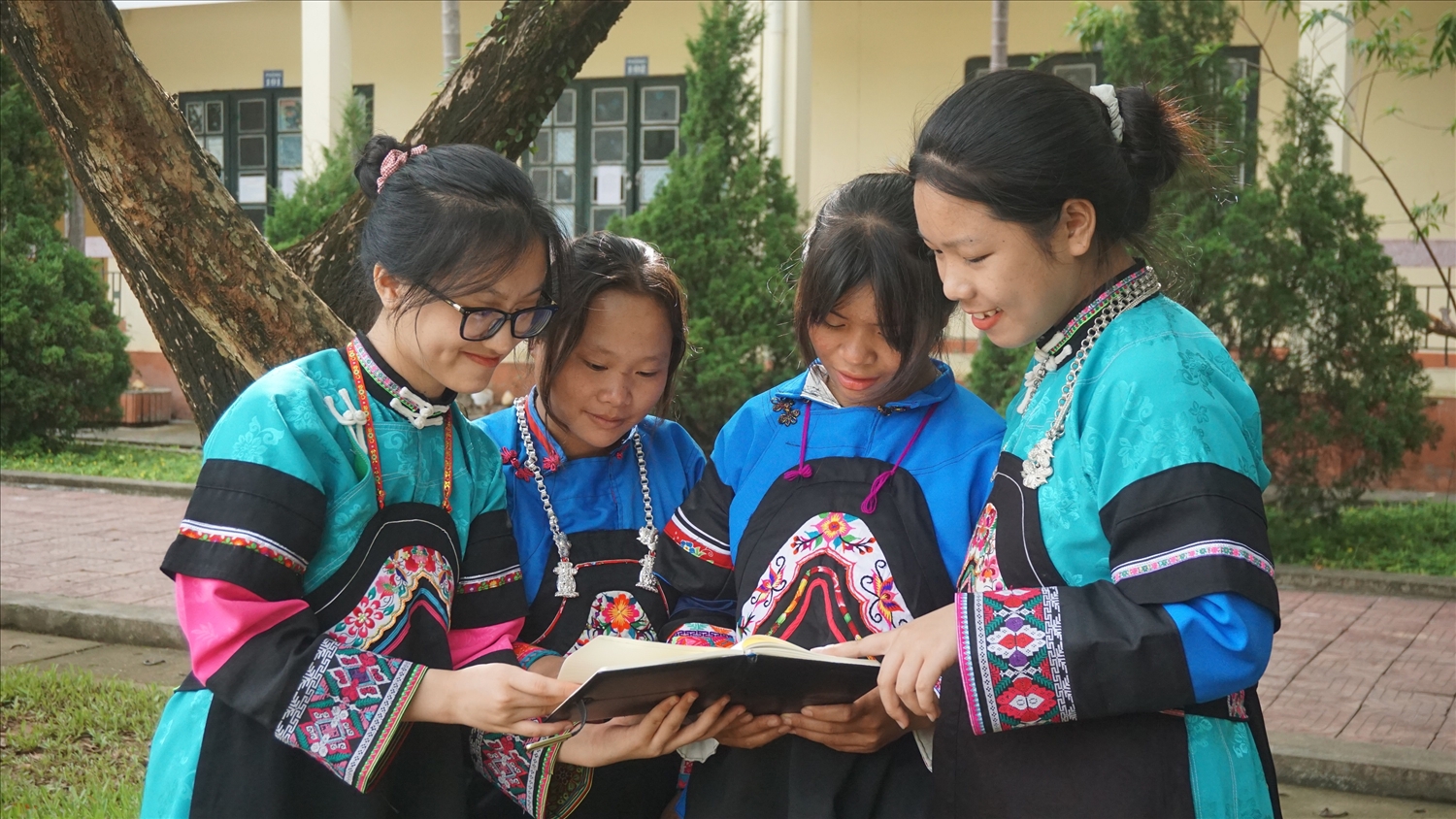 Các em học sinh dân tộc Bố Y (dân tộc rất ít người của tỉnh Lào Cai) đang học tập tại trường