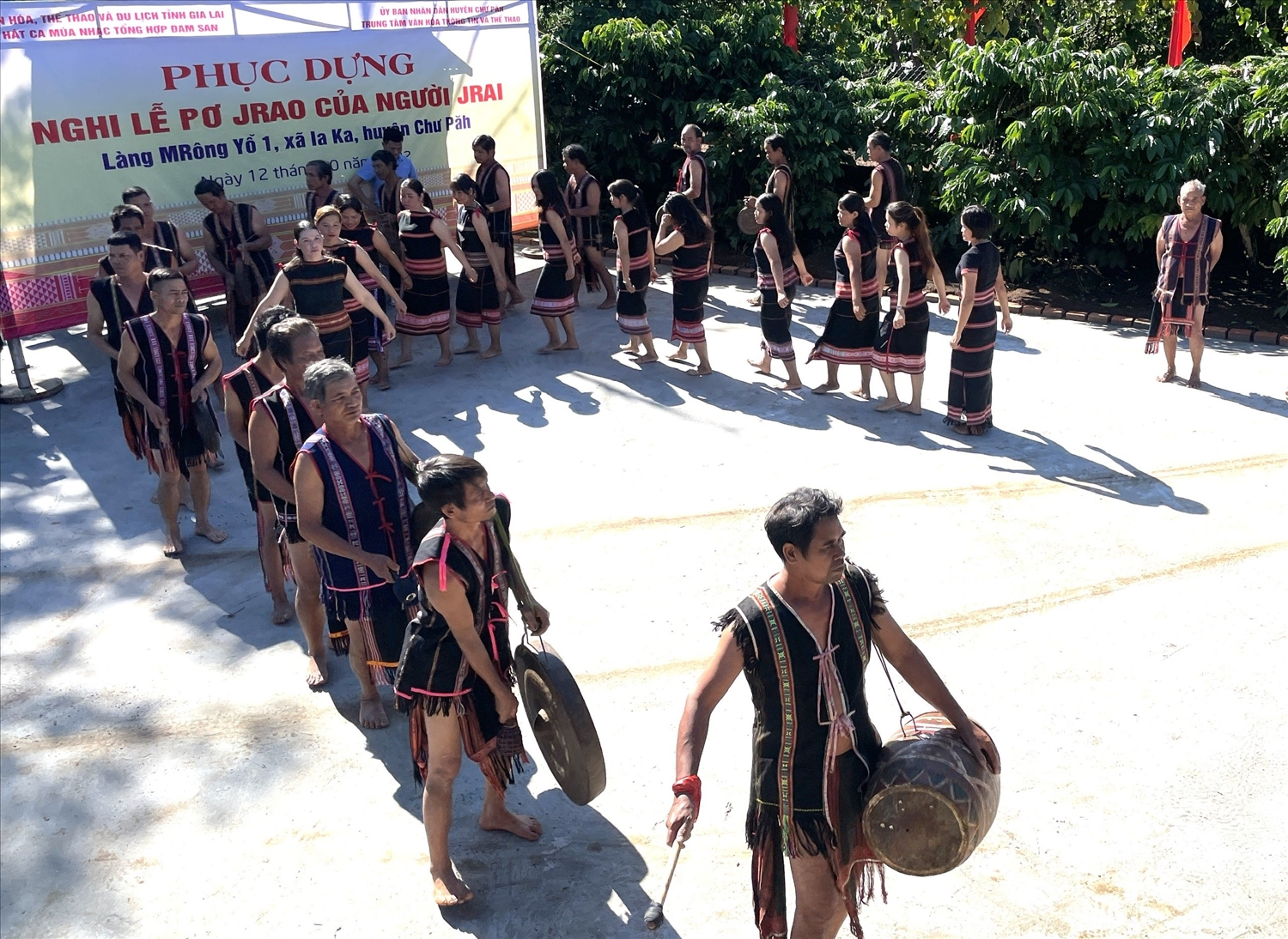 Đội cồng chiêng của làng Mrông Yố 1 (xã Ia Ka, huyện Chư Păh) đánh chiêng, múa xoang rộn ràng đón khách đến dự lễ