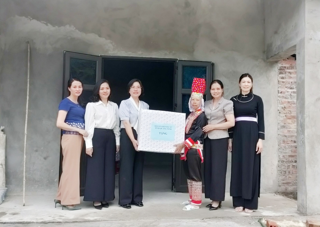 Cán bộ Hội LHPN tỉnh và Hội LHPN huyện Bình Liêu thăm, tặng quà gia đình hội viên có hoàn cảnh khó khăn Chìu Si Múi (thôn Khe Mọi, xã Đồng Văn)