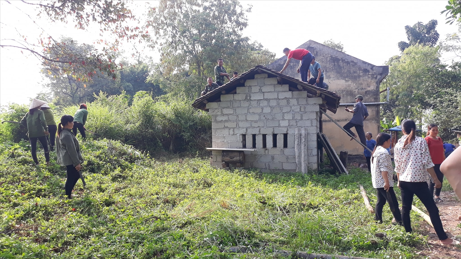 Một hộ nghèo ở xã Đào Viên, huyện Tràng Định, Lạng Sơn được bà con giúp đỡ sửa chữa nhà
