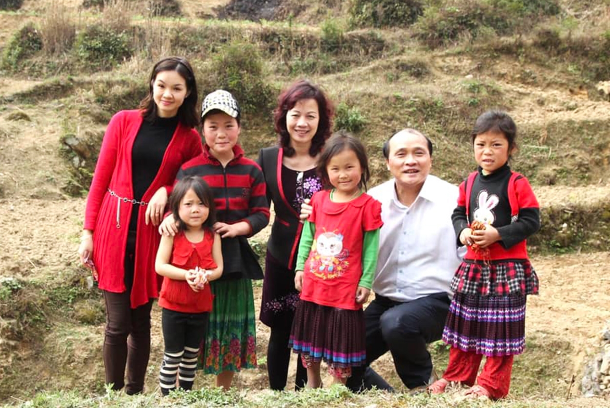 Ông Hoàng Xuân Định, Nguyên Tổng Biên tập (thứ 2 bên phải) và các cán bộ, lãnh đạo Báo chụp ảnh cùng trẻ em vùng cao trong chuyến công tác tại Hà Giang (ảnh TL)