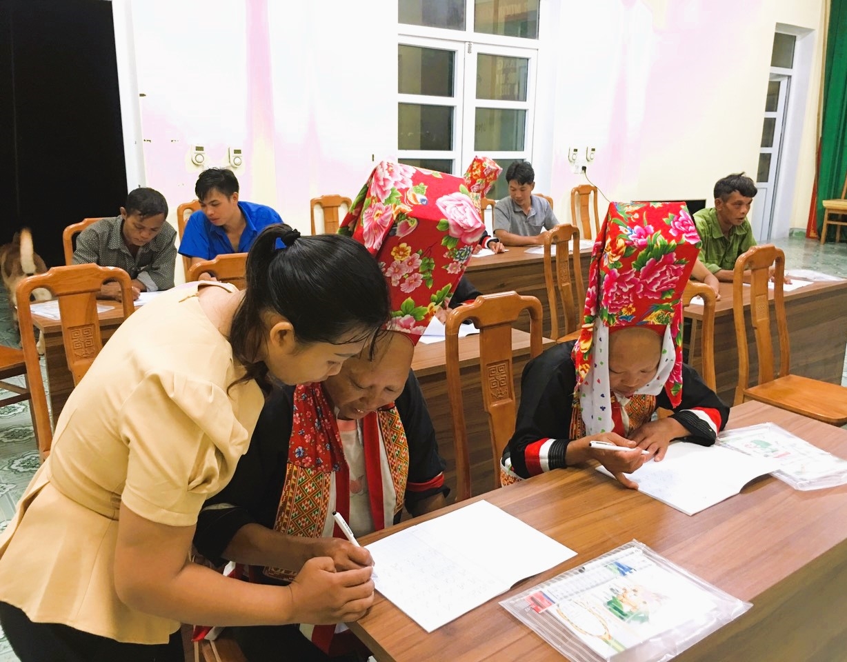 Tính đến hết năm 2020, tỷ lệ người biết chữ trong độ tuổi 15 - 60 ở Việt Nam đạt 97,85%; trong đó nhóm tuổi 15-35 đạt 99,3%. (Trong ảnh: Lớp học xòa mù chữ ở thôn Khe Tiền, xã Đồng Văn của huyện Bình Liêu, tỉnh Quảng Ninh - Ảnh: TL)