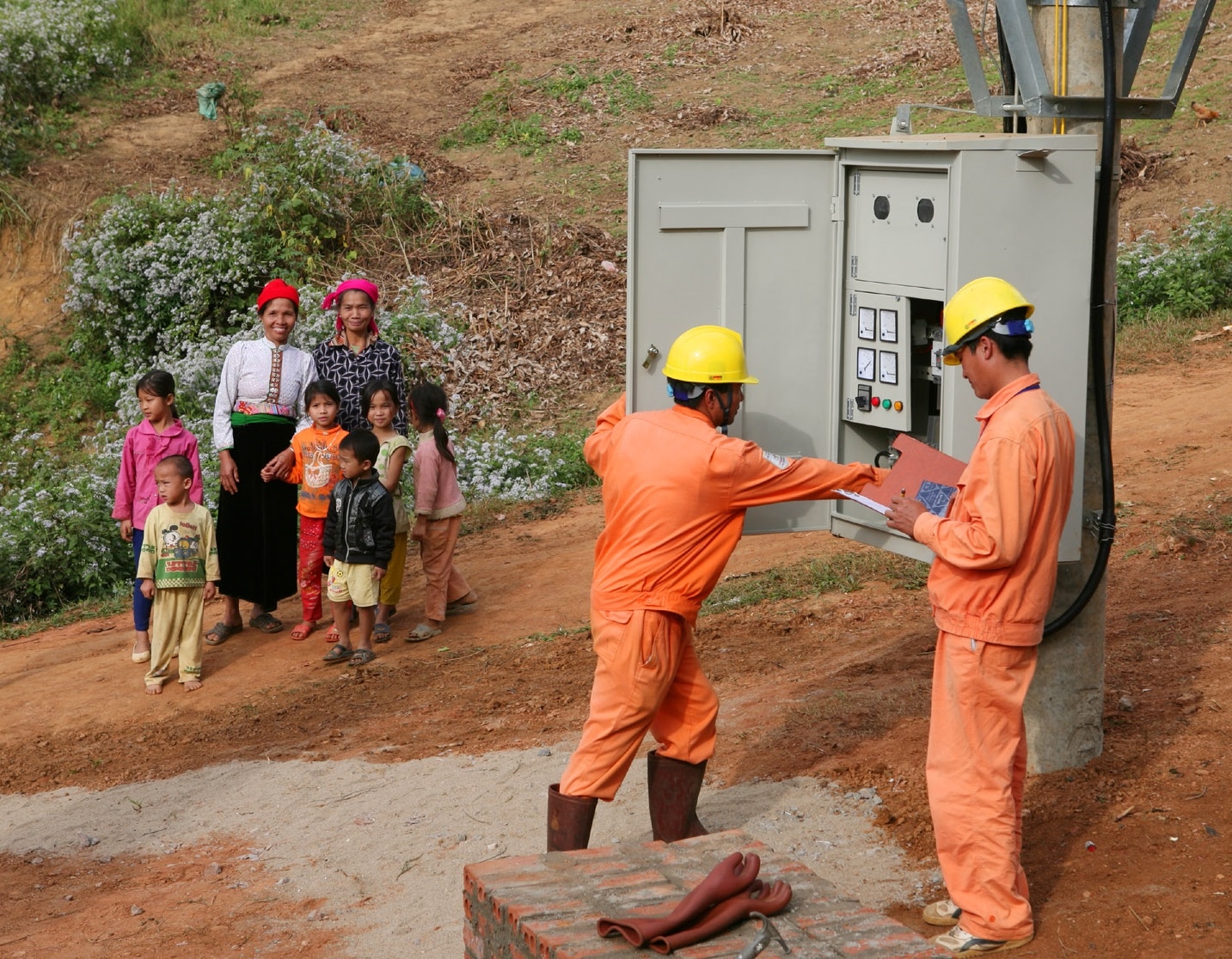 Điện lưới được kéo về các bản làng vùng sâu, vùng xa, phục vụ phát triển sản xuất và đời sống cho đồng bào DTTS.