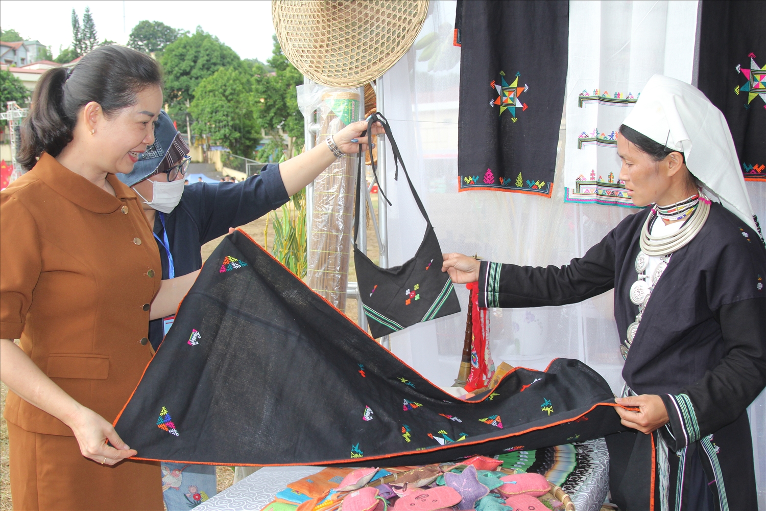 Những hoạt động văn hoá phong phú, đa dạng gắn với khai thác các giá trị từ bản sắc văn hoá truyền thống đã thu hút nhiều du khách đến với Bảo Lạc
