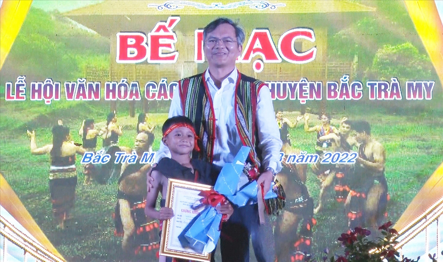 Nguyễn Trường Ka đạt giải ấn tượng cồng chiêng do Ban Tổ chức trao tặng trong Lễ hội văn hóa các dân tộc huyện Bắc Trà My tháng 8/2022. Ảnh: Trà My