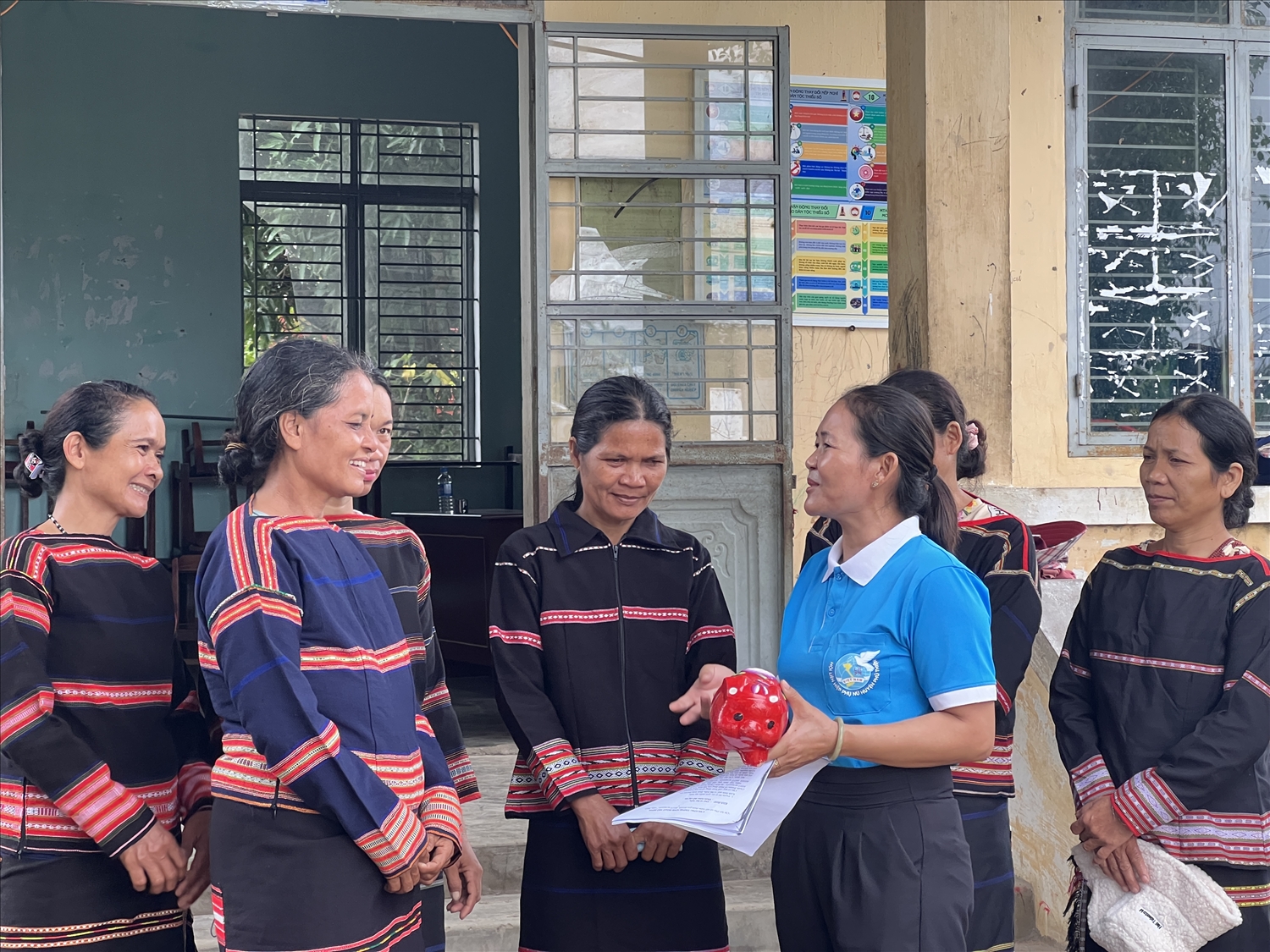 Hội LHPN xã Chrôh Pơnan tặng heo đất tiết kiệm cho hội viên phụ nữ DTTS