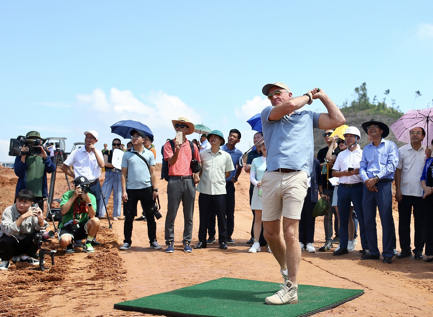Huyền thoại golf thế giới Greg Norman thực hiện cú swing đầu tiên tại án sân golf Văn Lang Empire