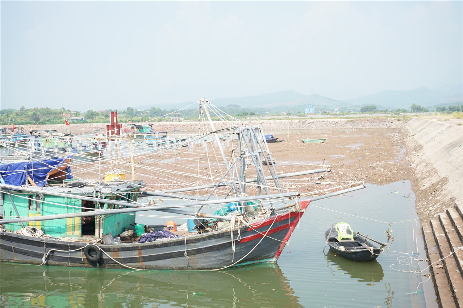 Những ụ sửa chữa diện tích quá lớn trong khi vùng mặt nước hẹp nên chỗ đỗ của tàu thuyền rất ít