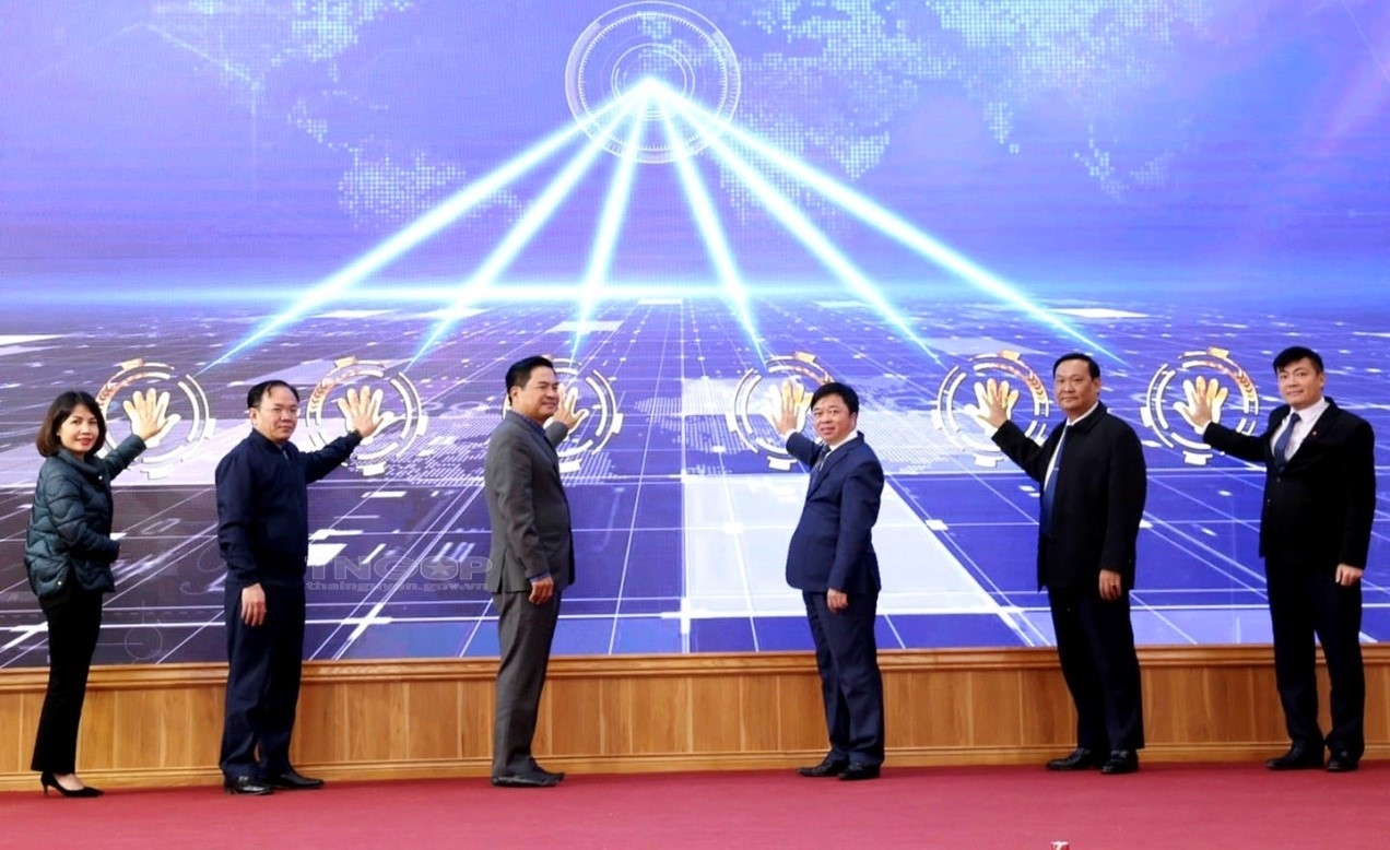Ông Lê Quang Tiến, Phó Chủ tịch UBND tỉnh Thái Nguyên và lãnh đạo các sở, ngành, lãnh đạo TP. Phổ Yên bấm nút khai trương Trung tâm Điều hành thông minh Phổ Yên (ngày 28/12/2021).