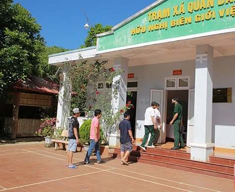 Giai đoạn 2017 – 2022, Trạm xá quân dân y hữu nghị biên giới Việt - Lào Lóng Sập (Mộc Châu, Sơn La) đã khám và điều trị cho gần 20 nghìn lượt bệnh nhân; trong đó, có trên 7.000 lượt bệnh nhân đến từ huyện Sốp Bâu, tỉnh Hủa Phăn – Lào (Ảnh:baosonla.vn)
