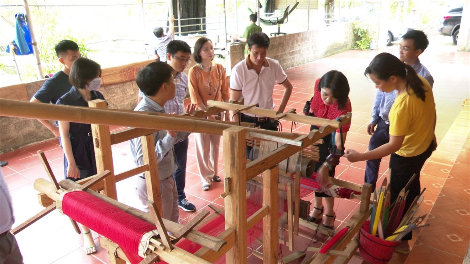 Đoàn công tác của Cục Kinh tế hợp tác và Phát triển nông thôn đã có chuyến khảo sát mô hình Bảo tồn và phát triển làng nghề truyền thống tại Lâm Bình cuối tháng 10/2022. 9Ảnh: lambinh.gov.vn)