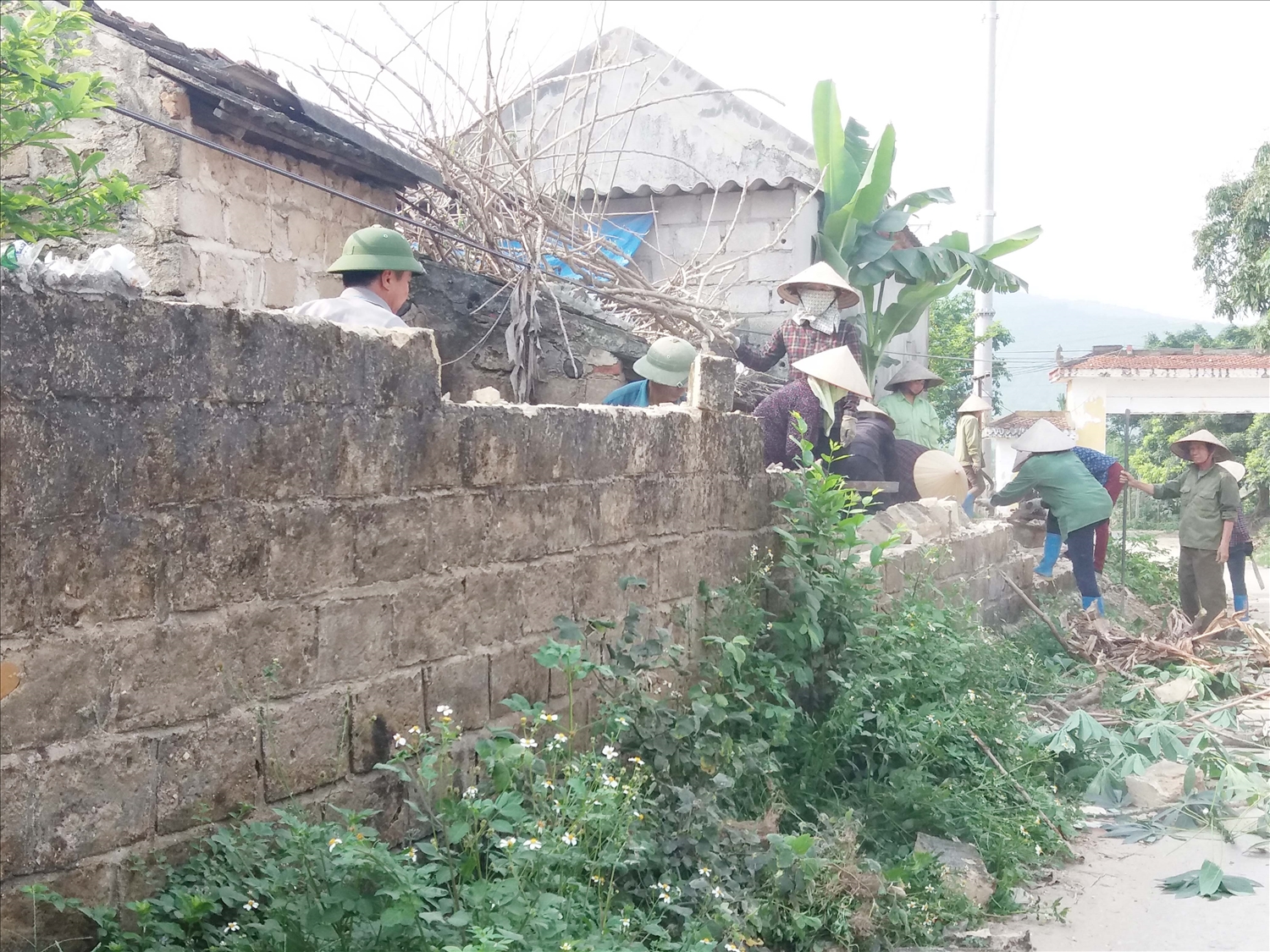 Từ tuyên truyền, vận động của Người có uy tín, người dân thôn Phú Ninh tích cực xây dựng nông thôn mới (Trong ảnh: Người dân thôn Phú Ninh vệ sinh đường làng, thu gom rác thải)